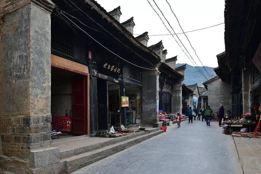 客厅的吊顶应该怎么选择呢？吊顶的时候，灯具应该选择什么风格呢？游戏画面